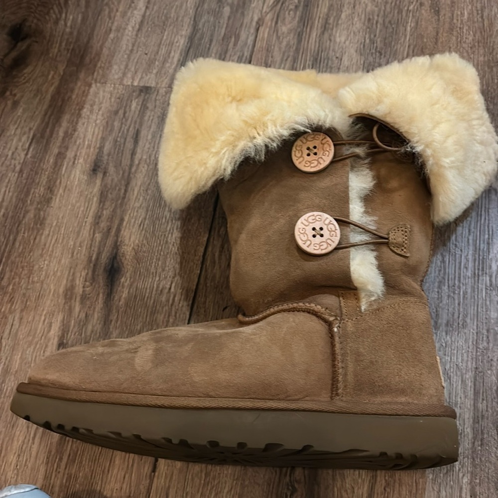Ugg classic 3 button size 9 (color chestnut)